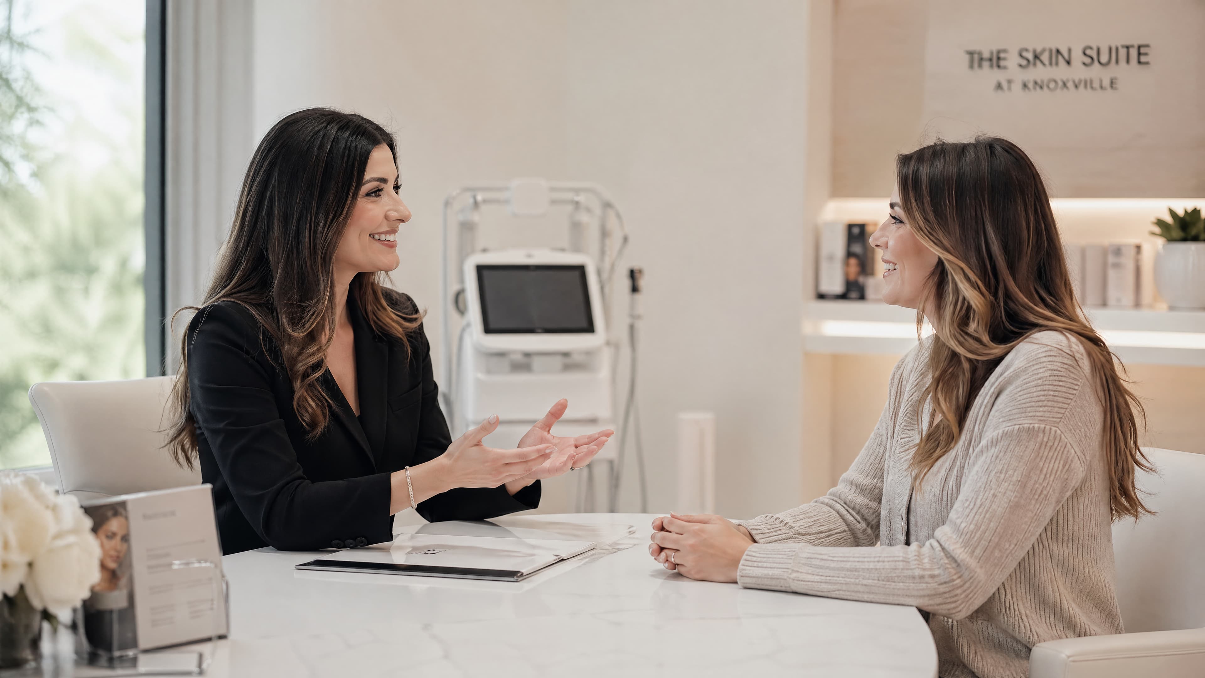 Especialista médica en consulta con clienta en un med spa